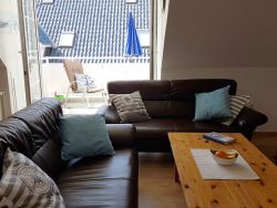 Wohnzimmer mit Blick auf den Balkon.jpg